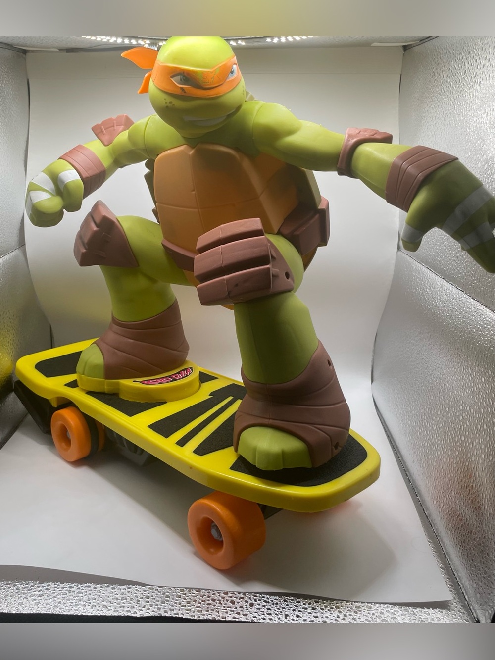 2012 Playmates TMNT Michelangelo Sewer Spinnin Skateboard 94051 Nickelodeon